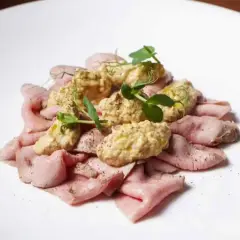 Fettine rosa di arrosto con crema di verdure e germogli, un'idea per dove mangiare a Cremona.