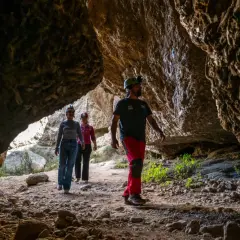 Exploradores caminan por el interior de una cueva, admirando el karst en yesos de Sorbas.