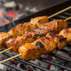Saftige Hähnchen-Schaschlik-Spieße brutzeln über glühender Kohle. Das ist das beste russische Schaschlik Rezept für den Sommer!