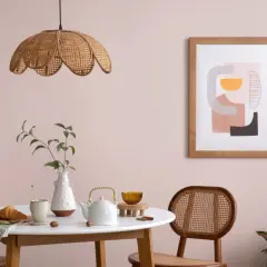 Stół z croissantem i miodem, wazon z gałązką, dzbanek i obraz w stylu abstrakcyjnym. Paleta kolorów dekoral idealnie pasuje do tego wnętrza.