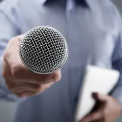 Ile zarabiają komentatorzy sportowi? Mrożące krew w żyłach zarobki gwiazd mikrofonów
