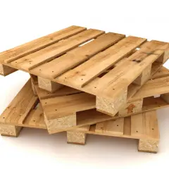 Empilement de palettes en bois brut, prêtes à être poncées pour un nouveau projet.