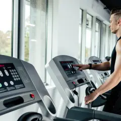 Cardio na masie: Nie pal mięśni! Jak łączyć siłowy z aerobami?