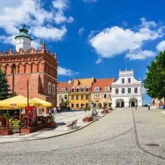 Rynek w Kazimierzu Dolnym, gdzie kręcono "Sami swoi", z zabytkową kamieniczką i ratuszem.