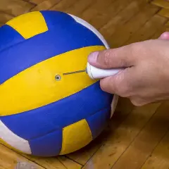 Jak napompować piłkę bez pompki? Sprawdź 5 awaryjnych trików!