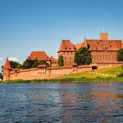 Potężny zamek w Malborku, widok od Nogatu. Wiele osób poleca to miejsce, zamek w Malborku opinie są zachwycające.