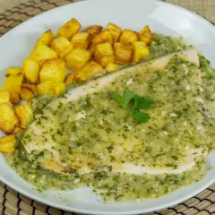 Delicioso emperador a la plancha bañado en salsa verde con patatas fritas crujientes.