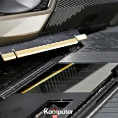 Zbliżenie na złącze PCIe na płycie głównej, porównanie PCIe 3.0 x16 vs PCIe 4.0 x16.