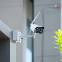 Caméra de surveillance blanche fixée sur un mur extérieur. Une question se pose : peut-on mettre une caméra de surveillance chez soi ?