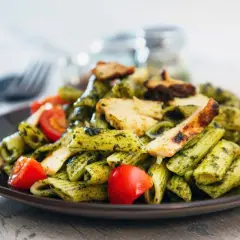 Penne z kurczakiem i pomidorkami koktajlowymi w sosie pesto. Pyszne danie, które zachwyci każdego smakosza.