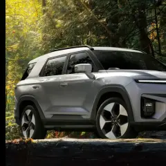 SsangYong Torres EVX w lesie. Elektryczny SUV z zasięgiem do 462km (WLTP). Sprawdź ssangyong torres cena i jego możliwości.