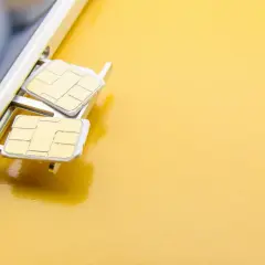 Dwie karty SIM w wysuniętej tacce telefonu. Dowiedz się, jak ustawić telefon na dwie karty SIM, by korzystać z dwóch numerów jednocześnie.