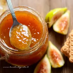 Marmellata di fichi con la buccia, gustosa e profumata, pronta per essere spalmata su biscotti croccanti.