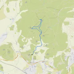 Trasa spaceru z psem po górach, z zaznaczonymi szczytami i ścieżkami.