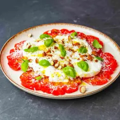 Caprese z burratą i migdałami – idealne na letnie dni. Proste i pyszne przepisy na dieta śródziemnomorska.