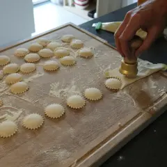 Ręcznie robione ravioli na desce, gotowe do gotowania. Wiele pysznych ravioli przepisy do wypróbowania.