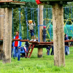 Park linowy Warszawa: Który wybrać dla dzieci i całej rodziny?