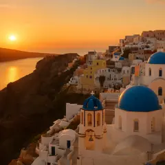 Zachód słońca nad Santorini. Białe domy i niebieskie kopuły kościołów w grudniu, gdy grecja pogoda jest łagodna.