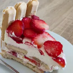 Pyszne ciasto na lato z biszkoptami i truskawkami, idealne na upalne dni.