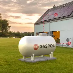 Zbiornik na gaz Gaspol na trawniku przed nowoczesnym domem z panelami słonecznymi. Sprawdź dzierżawa zbiornika na gaz Gaspol cena.