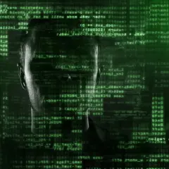 Twarz hakera w zielonym kodzie. Czy to jest tour po świecie cyberprzestępczości?