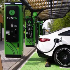 Nowoczesna stacja ładowania EKOEN. Dowiedz się, jak otworzyć stację ładowania samochodów elektrycznych, podłączając białe auto.