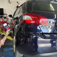 Mechanik używa sprayu do czyszczenia, gdy na desce rozdzielczej świeci się kontrolka "brak płynu fap".