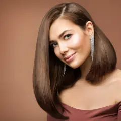 Elegancka kobieta z prostym bobem, błyszczącymi kolczykami i delikatnym makijażem. Inspiracja, jak ułożyć boba na co dzień i od święta.