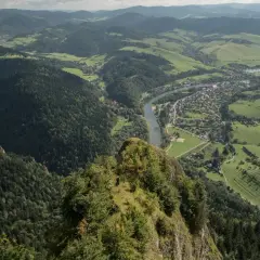 Widok z góry na Pieniny, rzekę Dunajec i miejscowość. Idealne miejsce na **pieniny plan zwiedzania**.