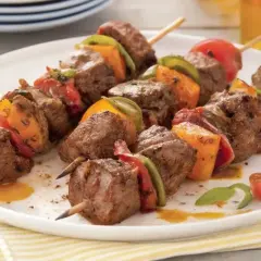 Brochettes de bœuf savoureuses, marinées et grillées avec des poivrons et des tomates. Un délice pour les amateurs de marinade brochette boeuf.