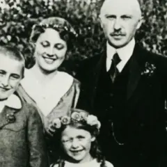 Familie Adenauer im Garten. Konrad Adenauer mit Gattin und drei Kindern, darunter der junge Georg Adenauer.