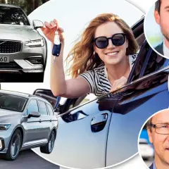 Glad kvinna med bilnycklar, Volvo och VW Passat. Experter diskuterar troligen bensinsnålaste bilen.