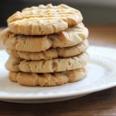 Una pila de galletas de mantequilla de maní, algunas de las galletas más famosas, en un plato blanco.