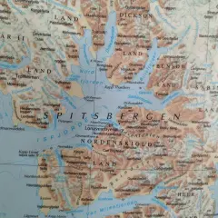 Mapa północnej części Spitsbergenu, z zaznaczonymi fiordami, górami i osadami. Widoczna cieśnina Barentsa.