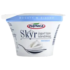 Pojemnik z jogurtem typu islandzkiego Piątnica. Bogaty w białko skyr naturalny na łyżce.