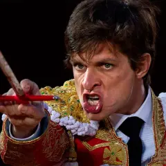 El torero Juli se prepara para la estocada final, con la mirada fija y la muleta en mano.
