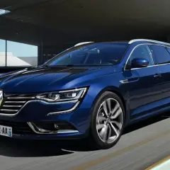 Granatowy kombi Renault Talisman na drodze. Sprawdź jego imponujące renault talisman wymiary, idealne dla rodziny.