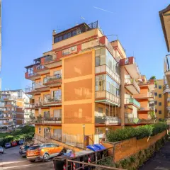 Edifici residenziali colorati nel quartiere Ottavia, con balconi e auto parcheggiate.