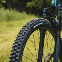 Jakie opony do roweru? Rozmiar, bieżnik, tubeless wybierz mądrze!