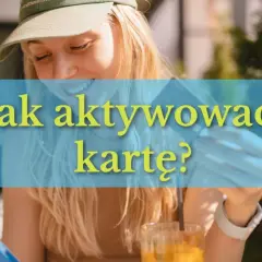 Uśmiechnięta kobieta trzyma kartę i telefon, zastanawiając się, jak aktywować kartę.