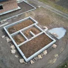Jak wykończyć fundament domu: sprawdzone techniki i materiały