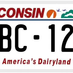 Tablica rejestracyjna Wisconsin z numerem ABC-123. W tle słońce, ptaki, chmury i czerwony dom. Wskaźnik w32.