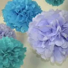 Pompones de papel pinocho en tonos azules y lilas, perfectos para manualidades decorativas.