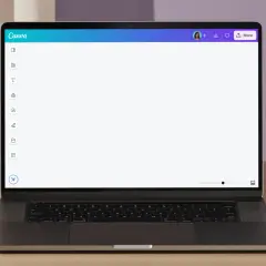 Laptop abierto mostrando la interfaz de Canva, lista para crear portada de CD. Herramientas de diseño a la izquierda, barra superior con opciones de colaboración y "Share".