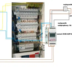 Schemat instalacji elektrycznej z oświetleniem podbitki. Widać tu rozdzielnicę z wyłącznikami i przekaźnikiem czasowym. Jaki przewód do oświetlenia podbitki?