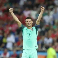 Ronaldo świętuje zwycięstwo Portugalii na Euro.
