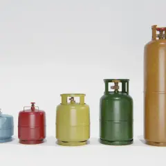 Różne butle gazowe, od małej niebieskiej po dużą brązową. Zastanawiasz się, butla gazowa 3 kg na ile starczy?