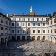 Innergård med arkader och fönster på Stadsmuseet i Stockholm. En grön kupol syns ovanför taket.