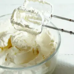 Ubity krem patissiere w szklanej misie, gotowy do użycia w deserach.