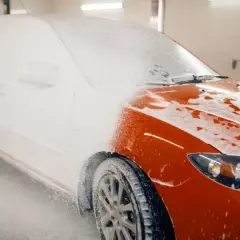Jak myć auto na myjni bezdotykowej? Poradnik bez zacieków!